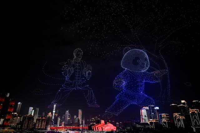 (251028) -- CHONGQING, Oct. 28, 2025 (Xinhua) -- This photo shows a drone light show in Nan'an District of southwest China's Chongqing Municipality, Oct. 27, 2025. A grand drone light show themed on "People-Centered Smart Cities Towards the Future" was staged here on Monday as a special event for the 2025 World Cities Day China Observance. (Xinhua/Chen Cheng)
