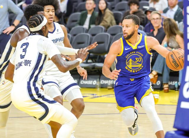 (251028) -- SAN FRANCISCO, Oct. 28, 2025 (Xinhua) -- Stephen Curry (1st R) of Golden State Warriors controls the ball during the 2025-2026 NBA regular season match between Golden State Warriors and Memphis Grizzlies in San Francisco, the United States, on Oct. 27, 2025. (Photo by Arthur Dong/Xinhua)
