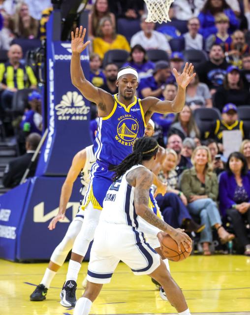(251028) -- SAN FRANCISCO, Oct. 28, 2025 (Xinhua) -- Jimmy Butler III (top) of Golden State Warriors defends during the 2025-2026 NBA regular season match between Golden State Warriors and Memphis Grizzlies in San Francisco, the United States, on Oct. 27, 2025. (Photo by Arthur Dong/Xinhua)