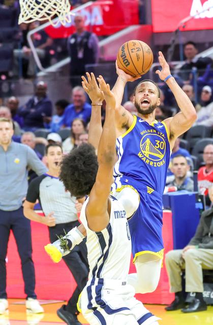(251028) -- SAN FRANCISCO, Oct. 28, 2025 (Xinhua) -- Stephen Curry (R) of Golden State Warriors shoots during the 2025-2026 NBA regular season match between Golden State Warriors and Memphis Grizzlies in San Francisco, the United States, on Oct. 27, 2025. (Photo by Arthur Dong/Xinhua)