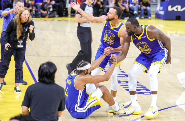 (251028) -- SAN FRANCISCO, Oct. 28, 2025 (Xinhua) -- Stephen Curry (2nd R) and Draymond Green (1st R) of Golden State Warriors help teammate Moses Moody (3rd R) get up during the 2025-2026 NBA regular season match between Golden State Warriors and Memphis Grizzlies in San Francisco, the United States, on Oct. 27, 2025. (Photo by Arthur Dong/Xinhua)