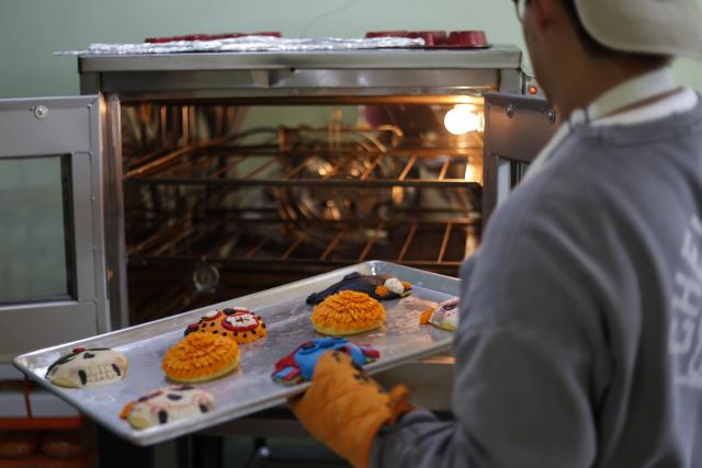 (251028) -- MEXICO CITY, Oct. 28, 2025 (Xinhua) -- A baker makes "pan de muerto", a traditional Mexican bread for the Day of the Dead celebrations, in a bakery in Mexico City, capital of Mexico, Oct. 27, 2025. (Photo by Francisco Canedo/Xinhua)