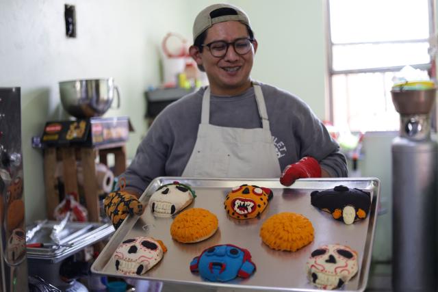 (251028) -- MEXICO CITY, Oct. 28, 2025 (Xinhua) -- A baker shows "pan de muerto", a traditional Mexican bread for the Day of the Dead celebrations, in a bakery in Mexico City, capital of Mexico, Oct. 27, 2025. (Photo by Francisco Canedo/Xinhua)