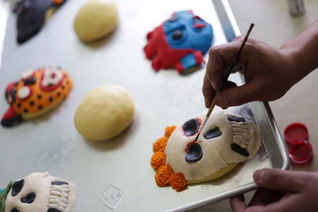 (251028) -- MEXICO CITY, Oct. 28, 2025 (Xinhua) -- A baker makes "pan de muerto", a traditional Mexican bread for the Day of the Dead celebrations, in a bakery in Mexico City, capital of Mexico, Oct. 27, 2025. (Photo by Francisco Canedo/Xinhua)