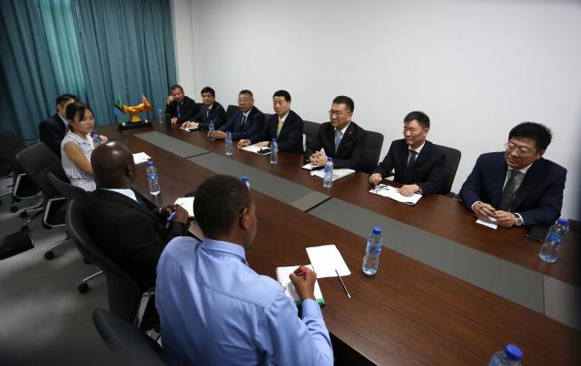 (251028) -- DAR ES SALAAM, Oct. 28, 2025 (Xinhua) -- Members of the Shaanxi economic and trade delegation hold talks with relevant officials from the Tanzania Investment and Special Economic Zones Authority (TISEZA) in Dar es Salaam, Tanzania, Oct. 27, 2025. TO GO WITH "Tanzania seeks to strengthen economic cooperation with China's Shaanxi Province" (Xinhua/Emmanuel Herman)
