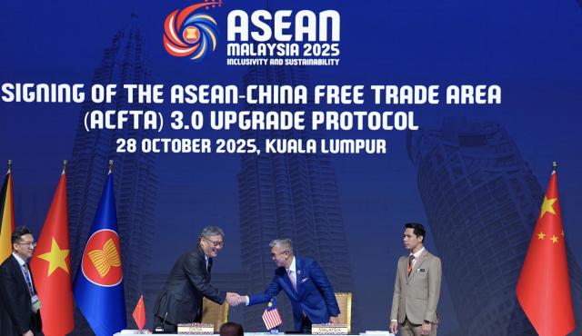 (251028) -- KUALA LUMPUR, Oct. 28, 2025 (Xinhua) -- China and ASEAN sign Free Trade Area 3.0 Upgrade Protocol in Kuala Lumpur, Malaysia, Oct. 28, 2025. (Xinhua/Xing Guangli)