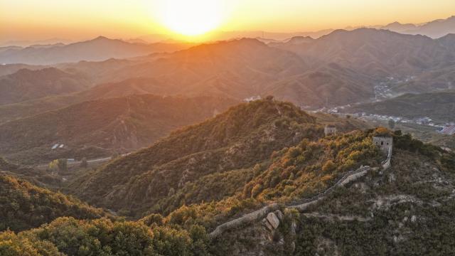 (251028) -- ZUNHUA, Oct. 28, 2025 (Xinhua) -- An aerial drone photo taken on Oct. 27, 2025 shows the scenery during sunset at a section of the ancient Great Wall in Zunhua City of north China's Hebei Province. (Photo by Liu Mancang/Xinhua)