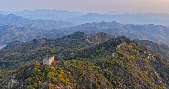 (251028) -- ZUNHUA, Oct. 28, 2025 (Xinhua) -- An aerial drone photo taken on Oct. 28, 2025 shows the scenery in the morning at a section of the ancient Great Wall in Zunhua City of north China's Hebei Province. (Photo by Liu Mancang/Xinhua)