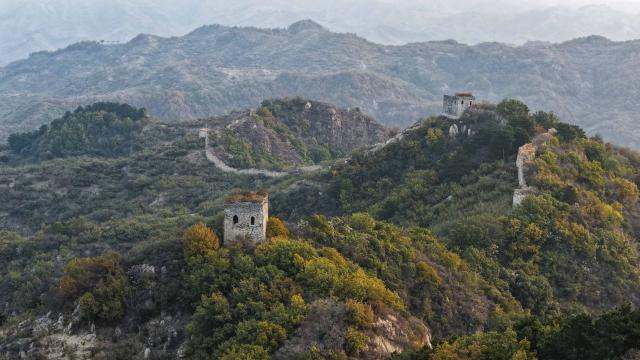 (251028) -- ZUNHUA, Oct. 28, 2025 (Xinhua) -- An aerial drone photo taken on Oct. 28, 2025 shows the scenery in the morning at a section of the ancient Great Wall in Zunhua City of north China's Hebei Province. (Photo by Liu Mancang/Xinhua)