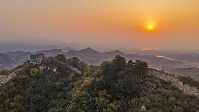 (251028) -- ZUNHUA, Oct. 28, 2025 (Xinhua) -- An aerial drone photo taken on Oct. 28, 2025 shows the scenery in the morning at a section of the ancient Great Wall in Zunhua City of north China's Hebei Province. (Photo by Liu Mancang/Xinhua)