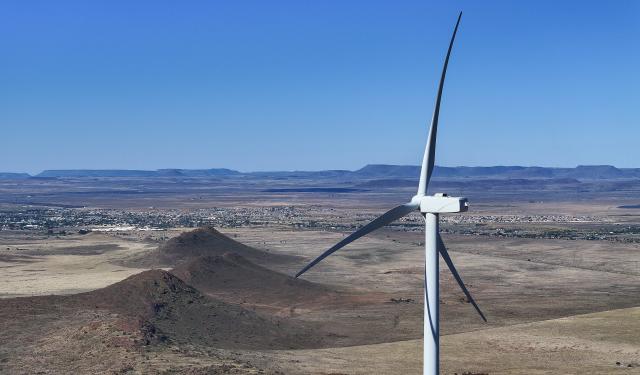 (251028) -- DE AAR, Oct. 28, 2025 (Xinhua) -- An aerial photo taken on Oct. 22, 2025 shows a wind turbine of De Aar Wind Power Project in De Aar, Northern Cape, South Africa.
  To bolster Africa's green development, China has assisted countries in constructing several clean energy projects.
  The De Aar Wind Farm has changed South Africa's energy landscape. As the first wind power project financed, constructed and operated by a Chinese company in Africa, it supplies 760 million kilowatt-hours of clean electricity annually, meeting the electricity needs of 300,000 households. The farm has contributed to closing the gap caused by unstable clean energy and addressing the electricity shortage in South Africa. (Xinhua/Han Xu)