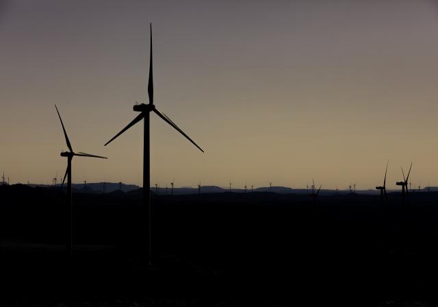 (251028) -- DE AAR, Oct. 28, 2025 (Xinhua) -- This photo taken on Oct. 22, 2025 shows wind turbines of De Aar Wind Power Project in De Aar, Northern Cape, South Africa.
  To bolster Africa's green development, China has assisted countries in constructing several clean energy projects.
  The De Aar Wind Farm has changed South Africa's energy landscape. As the first wind power project financed, constructed and operated by a Chinese company in Africa, it supplies 760 million kilowatt-hours of clean electricity annually, meeting the electricity needs of 300,000 households. The farm has contributed to closing the gap caused by unstable clean energy and addressing the electricity shortage in South Africa. (Xinhua/Han Xu)