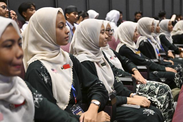 (251028) -- KUALA LUMPUR, Oct. 28, 2025 (Xinhua) -- People attend the closing ceremony of the 47th Association of Southeast Asian Nations (ASEAN) Summit and related summits held in Kuala Lumpur, Malaysia, Oct. 28, 2025. The 47th ASEAN Summit and related summits concluded here on Tuesday. At the ceremony, Malaysia handed over the ASEAN chairmanship for 2026 to the Philippines. (Xinhua/Cheng Yiheng)
