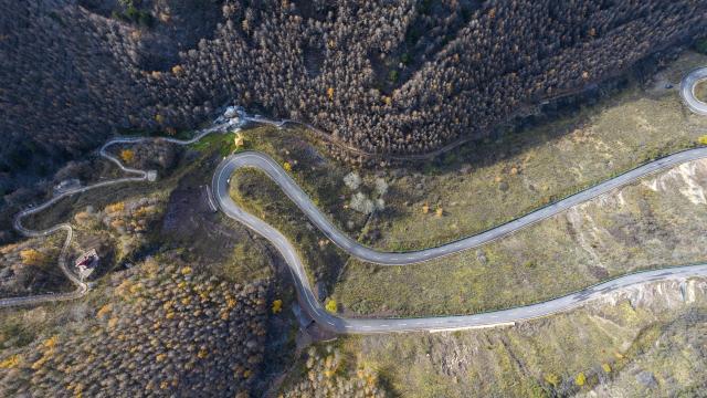 (251028) -- GUYUAN, Oct. 28, 2025 (Xinhua) -- An aerial drone photo taken on Oct. 26, 2025 shows the autumn scenery at the Liupanshan Mountain in Guyuan City, northwest China's Ningxia Hui Autonomous Region. (Xinhua/Wang Peng)