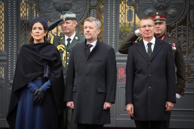 (251028) -- RIGA, Oct. 28, 2025 (Xinhua) -- Latvian President Edgars Rinkevics (R, front) and visiting King Frederik X (C, front) and Queen Mary (L, front) of Denmark attend an official welcome ceremony at the Riga Castle in Riga, Latvia, Oct. 28, 2025. Latvian President Edgars Rinkevics met with visiting King Frederik X and Queen Mary of Denmark here on Tuesday to discuss bilateral relations, defense cooperation, security in the Baltic Sea region, and Ukraine situation. (Xinhua/Photo by Edijs Palens)