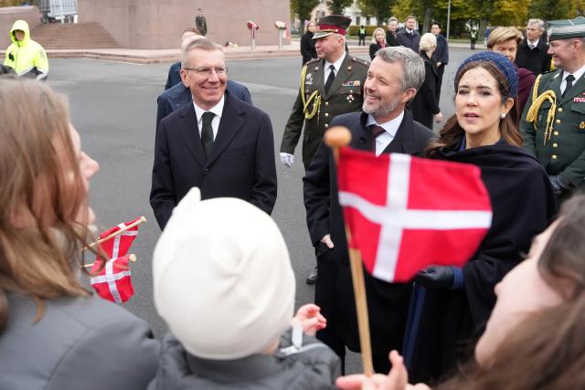(251028) -- RIGA, Oct. 28, 2025 (Xinhua) -- Latvian President Edgars Rinkevics (L, front) and visiting King Frederik X (C, front) and Queen Mary (R, front) of Denmark greet local citizens after a flower laying ceremony at the Independence Stella monument in Riga, Latvia, Oct. 28, 2025. Latvian President Edgars Rinkevics met with visiting King Frederik X and Queen Mary of Denmark here on Tuesday to discuss bilateral relations, defense cooperation, security in the Baltic Sea region, and Ukraine situation. (Xinhua/Photo by Edijs Palens)