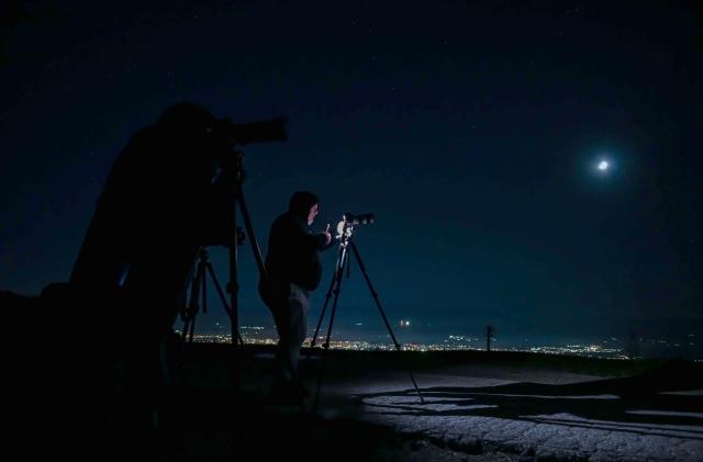(251028) -- SKOPJE, Oct. 28, 2025 (Xinhua) -- Photographers capture the comet C/2025 A6 (Lemmon) in the sky over Skopje, North Macedonia, on 28 October 2025. (Photo by Tomislav Georgiev/Xinhua)