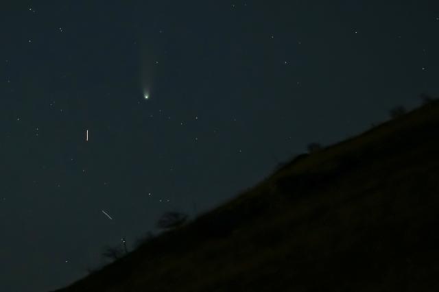 (251028) -- SKOPJE, Oct. 28, 2025 (Xinhua) -- This photo taken on Oct. 28, 2025 shows the comet C/2025 A6 (Lemmon) in the sky over Skopje, North Macedonia. (Photo by Tomislav Georgiev/Xinhua)