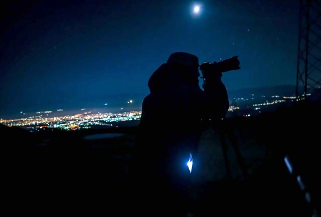 (251028) -- SKOPJE, Oct. 28, 2025 (Xinhua) -- A photographer captures the comet C/2025 A6 (Lemmon) in the sky over Skopje, North Macedonia, on 28 October 2025. (Photo by Tomislav Georgiev/Xinhua)