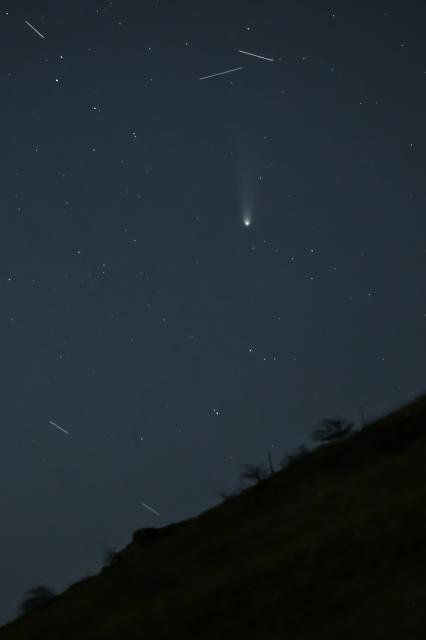 (251028) -- SKOPJE, Oct. 28, 2025 (Xinhua) -- This photo taken on Oct. 28, 2025 shows the comet C/2025 A6 (Lemmon) in the sky over Skopje, North Macedonia. (Photo by Tomislav Georgiev/Xinhua)