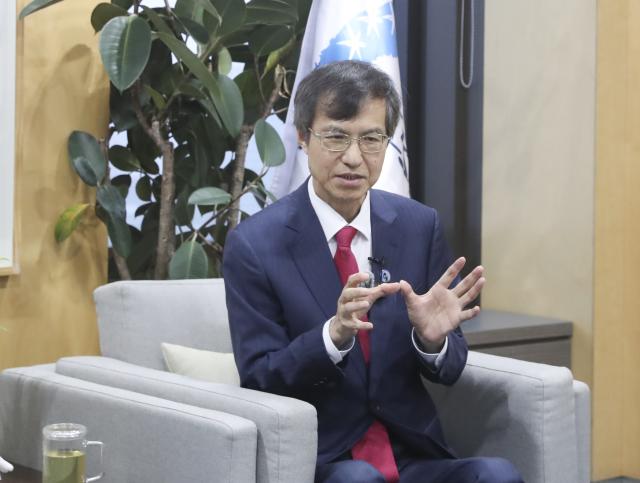 (251029) -- SEOUL, Oct. 29, 2025 (Xinhua) -- Lee Hee-sup, secretary-general of the Trilateral Cooperation Secretariat (TCS), speaks in an interview with Xinhua in Seoul, South Korea, Oct. 10, 2025. TO GO WITH "Interview: China, Japan, S. Korea should lead new growth in Asia-Pacific via innovative cooperation, says trilateral group chief" (Xinhua/Yao Qilin)