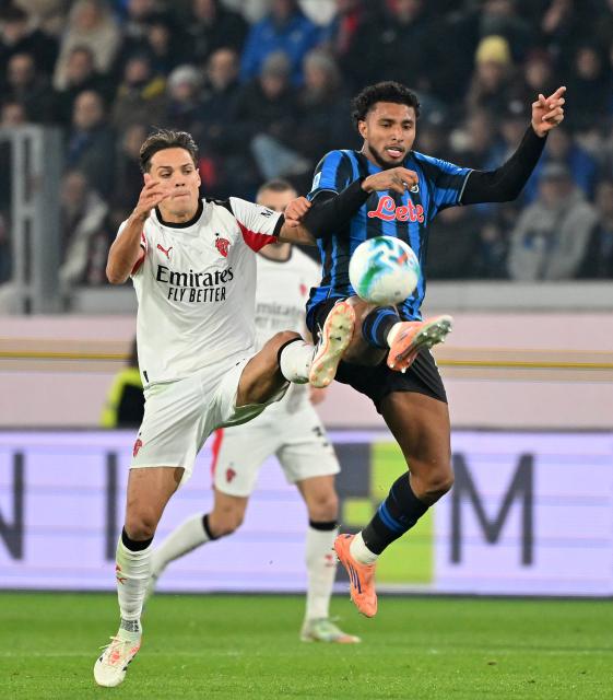 (251029) -- BERGAMO, Oct. 29, 2025 (Xinhua) -- AC Milan's Samuele Ricci (L) vies with Atalanta's Ederson during a Serie A football match between Atalanta and AC Milan in Bergamo, Italy, Oct. 28, 2025. (Photo by Alberto Lingria/Xinhua)