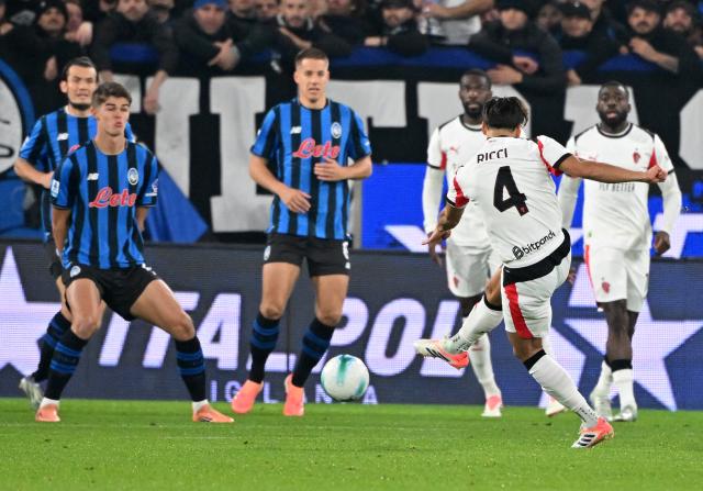 (251029) -- BERGAMO, Oct. 29, 2025 (Xinhua) -- AC Milan's Samuele Ricci (front) shoots and scores during a Serie A football match between Atalanta and AC Milan in Bergamo, Italy, Oct. 28, 2025. (Photo by Alberto Lingria/Xinhua)