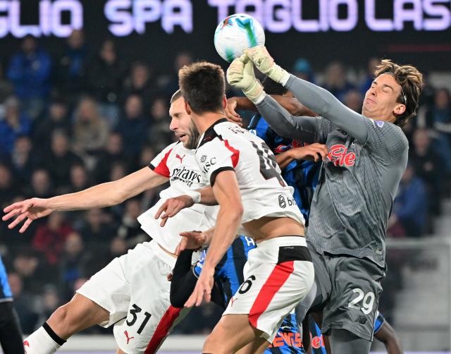 (251029) -- BERGAMO, Oct. 29, 2025 (Xinhua) -- AC Milan's Strahinja Pavlovic (L) and Matteo Gabbia (C) vie with Atalanta's goalkeeper Marco Carnesecchi during a Serie A football match between Atalanta and AC Milan in Bergamo, Italy, Oct. 28, 2025. (Photo by Alberto Lingria/Xinhua)