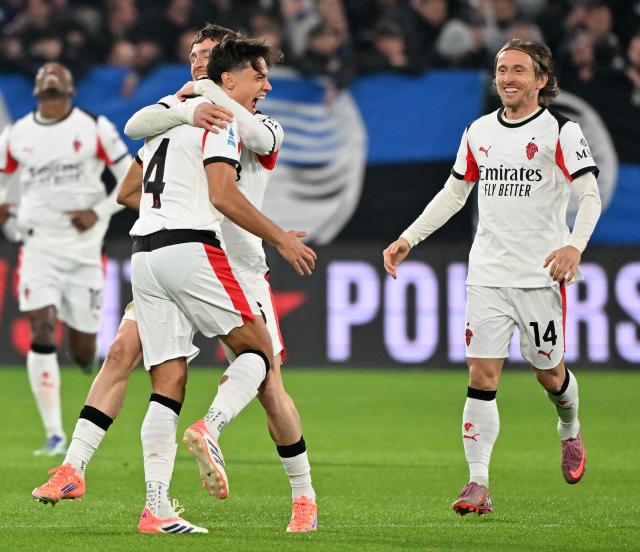 (251029) -- BERGAMO, Oct. 29, 2025 (Xinhua) -- AC Milan's Samuele Ricci (C) celebrates his goal with his teammates during a Serie A football match between Atalanta and AC Milan in Bergamo, Italy, Oct. 28, 2025. (Photo by Alberto Lingria/Xinhua)