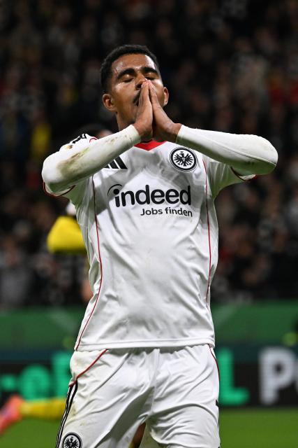 (251029) -- FRANKFURT, Oct. 29, 2025 (Xinhua) -- Ansgar Knauff of Eintracht Frankfurt reacts during the German Cup football second round match between Eintracht Frankfurt and Borussia Dortmund in Frankfurt, Germany, Oct. 28, 2025. (Photo by Ulrich Hufnagel/Xinhua)