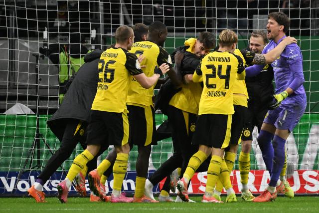 (251029) -- FRANKFURT, Oct. 29, 2025 (Xinhua) -- Players of Borussia Dortmund celebrate victory after the German Cup football second round match between Eintracht Frankfurt and Borussia Dortmund in Frankfurt, Germany, Oct. 28, 2025. (Photo by Ulrich Hufnagel/Xinhua)