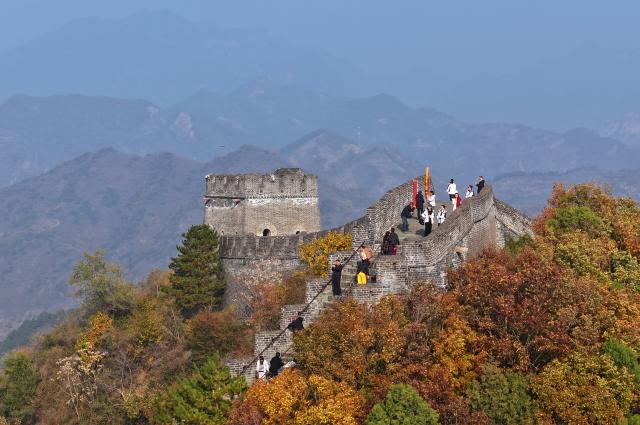 (251029) -- TIANJIN, Oct. 29, 2025 (Xinhua) -- A drone photo taken on Oct. 28, 2025 shows people enjoying the autumn scenery on the Huangyaguan section of the Great Wall in Jizhou District, north China's Tianjin. Jizhou District of Tianjin has entered the best season to enjoy autumn leaves recently. (Xinhua/Li Ran)