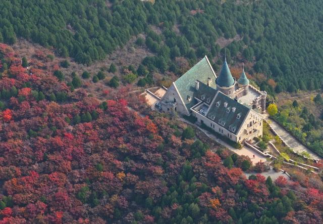 (251029) -- TIANJIN, Oct. 29, 2025 (Xinhua) -- An aerial drone photo taken on Oct. 28, 2025 shows the autumn scenery near a resort hotel in Jizhou District, north China's Tianjin. Jizhou District of Tianjin has entered the best season to enjoy autumn leaves recently. (Xinhua/Li Ran)