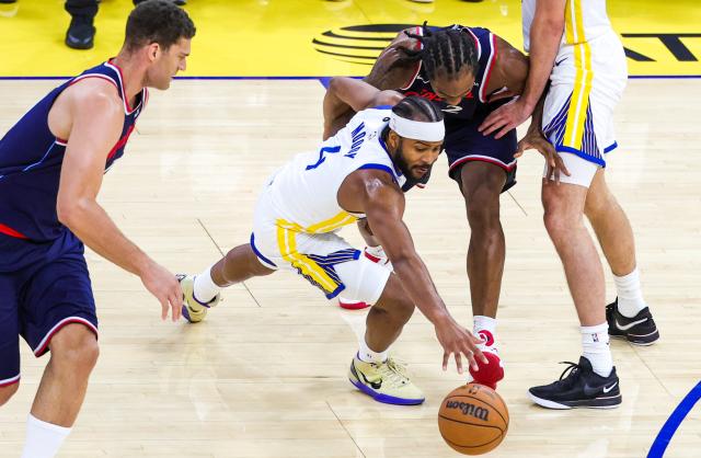(251029) -- SAN FRANCISCO, Oct. 29, 2025 (Xinhua) -- Moses Moody (2nd L) of Golden State Warriors vies for the ball during the 2025-2026 NBA regular season match between Golden State Warriors and Los Angeles Clippers in San Francisco, the United States, on Oct. 28, 2025. (Photo by Arthur Dong/Xinhua)