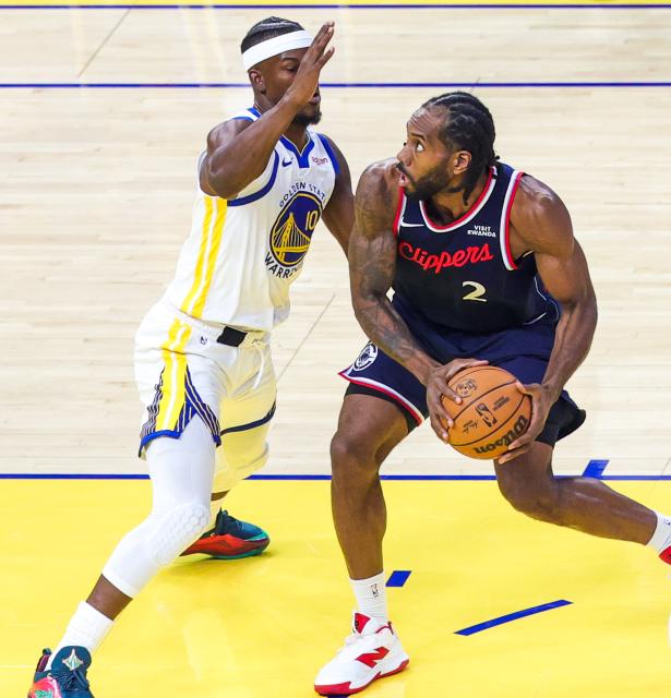 (251029) -- SAN FRANCISCO, Oct. 29, 2025 (Xinhua) -- Kawhi Leonard (R) of Los Angeles Clippers breaks through against Jimmy Butler III of Golden State Warriors during the 2025-2026 NBA regular season match between Golden State Warriors and Los Angeles Clippers in San Francisco, the United States, on Oct. 28, 2025. (Photo by Arthur Dong/Xinhua)