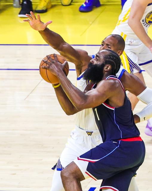 (251029) -- SAN FRANCISCO, Oct. 29, 2025 (Xinhua) -- James Harden (front) of Los Angeles Clippers breaks through during the 2025-2026 NBA regular season match between Golden State Warriors and Los Angeles Clippers in San Francisco, the United States, on Oct. 28, 2025. (Photo by Arthur Dong/Xinhua)