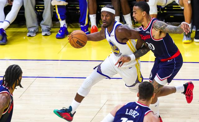 (251029) -- SAN FRANCISCO, Oct. 29, 2025 (Xinhua) -- Jimmy Butler III (top L) of Golden State Warriors breaks through during the 2025-2026 NBA regular season match between Golden State Warriors and Los Angeles Clippers in San Francisco, the United States, on Oct. 28, 2025. (Photo by Arthur Dong/Xinhua)