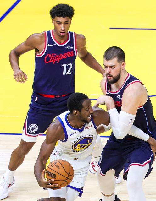 (251029) -- SAN FRANCISCO, Oct. 29, 2025 (Xinhua) -- Jonathan Kuminga (C) of Golden State Warriors breaks through during the 2025-2026 NBA regular season match between Golden State Warriors and Los Angeles Clippers in San Francisco, the United States, on Oct. 28, 2025. (Photo by Arthur Dong/Xinhua)
