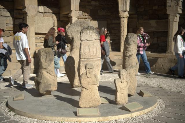 (251029) -- BAKU, Oct. 29, 2025 (Xinhua) -- This photo taken on Oct. 28, 2025 shows tourists visiting an open-air archaeological exhibition in Baku's Old City, Azerbaijan. The Old City, the historical core of Baku, is a UNESCO World Heritage Site. (Xinhua/Chen Junfeng)