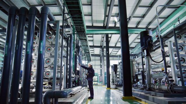 (251029) -- NANNING, Oct. 29, 2025 (Xinhua) -- A worker is seen at a workshop of a new energy cell material company in Qinzhou Port area of the China (Guangxi) Pilot Free Trade Zone in south China's Guangxi Zhuang Autonomous Region, Nov. 29, 2023. (Xinhua/Zhang Ailin)