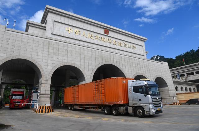 (251029) -- NANNING, Oct. 29, 2025 (Xinhua) -- A vehicle passes through Friendship Pass Port in Pingxiang City, south China's Guangxi Zhuang Autonomous Region, Aug. 26, 2024. (Xinhua/Lu Boan)