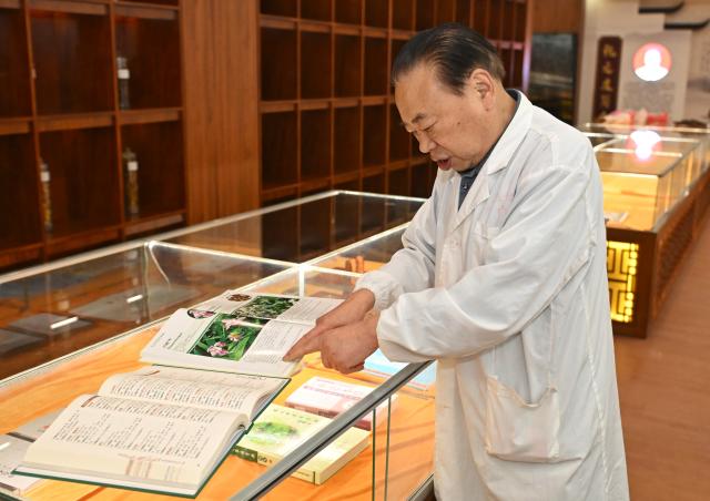 (251029) -- CHENGDU, Oct. 29, 2025 (Xinhua) -- Zhu Zhiyou introduces a book on Chinese herbal medicines he published at a traditional Chinese medicine hospital in Hongya County, Meishan City, southwest China's Sichuan Province, Oct. 21, 2025. In a clinic of the traditional Chinese medicine hospital in Hongya County, 80-year-old Zhu Zhiyou remains dedicated to clinical practice. As an experienced expert in traditional Chinese medicine (TCM), he has, in over five decades of medical practice, collected and produced more than 10,000 TCM specimens and trained over 100 TCM practitioners.
   In his opinion, to learn TCM, one must understand Chinese herbal medicines, and the most direct way of learning is to collect and make specimens of these medicines.
   He hopes that more people would know about the source and efficacy of medicines and the TCM could be passed down from generation to generation. (Xinhua/Dong Xiaohong)