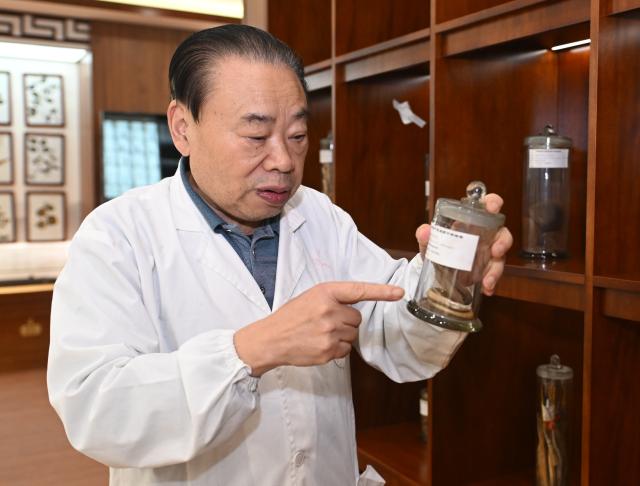 (251029) -- CHENGDU, Oct. 29, 2025 (Xinhua) -- Zhu Zhiyou introduces an animal-derived TCM material he collected at a traditional Chinese medicine hospital in Hongya County, Meishan City, southwest China's Sichuan Province, Oct. 21, 2025. In a clinic of the traditional Chinese medicine hospital in Hongya County, 80-year-old Zhu Zhiyou remains dedicated to clinical practice. As an experienced expert in traditional Chinese medicine (TCM), he has, in over five decades of medical practice, collected and produced more than 10,000 TCM specimens and trained over 100 TCM practitioners.
   In his opinion, to learn TCM, one must understand Chinese herbal medicines, and the most direct way of learning is to collect and make specimens of these medicines.
   He hopes that more people would know about the source and efficacy of medicines and the TCM could be passed down from generation to generation. (Xinhua/Dong Xiaohong)