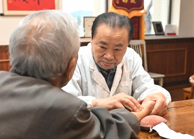 (251029) -- CHENGDU, Oct. 29, 2025 (Xinhua) -- Zhu Zhiyou takes the patient's pulse at a traditional Chinese medicine hospital in Hongya County, Meishan City, southwest China's Sichuan Province, Oct. 21, 2025. In a clinic of the traditional Chinese medicine hospital in Hongya County, 80-year-old Zhu Zhiyou remains dedicated to clinical practice. As an experienced expert in traditional Chinese medicine (TCM), he has, in over five decades of medical practice, collected and produced more than 10,000 TCM specimens and trained over 100 TCM practitioners.
   In his opinion, to learn TCM, one must understand Chinese herbal medicines, and the most direct way of learning is to collect and make specimens of these medicines.
   He hopes that more people would know about the source and efficacy of medicines and the TCM could be passed down from generation to generation. (Xinhua/Liu Kun)