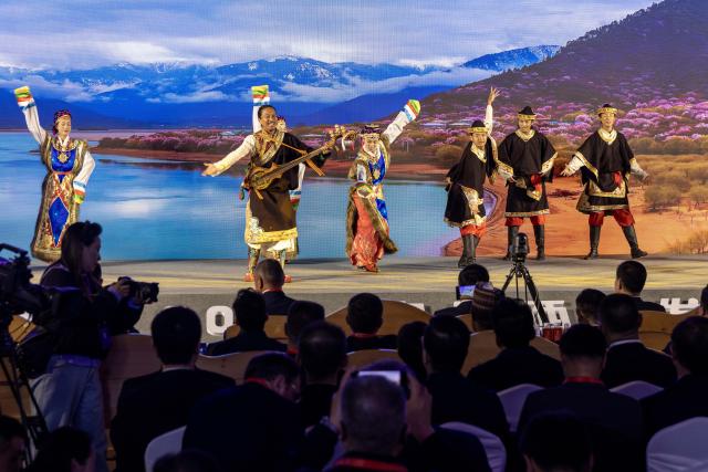 (251029) -- NYINGCHI, Oct. 29, 2025 (Xinhua) -- Performers sing and dance at the opening ceremony of the "2025 Forum on the Development of Xizang, China" in Nyingchi City, southwest China's Xizang Autonomous Region, Oct. 29, 2025. The forum held here on Wednesday brought together officials and experts from across the world to share insights and expertise for the region's sustained progress.
  Hosted by the Xizang regional government, the one-day forum drew a diverse group of over 400 participants, including government officials, diplomats, experts from various fields, and enterprise and media representatives from 44 countries and regions. (Xinhua/Jiang Fan)
