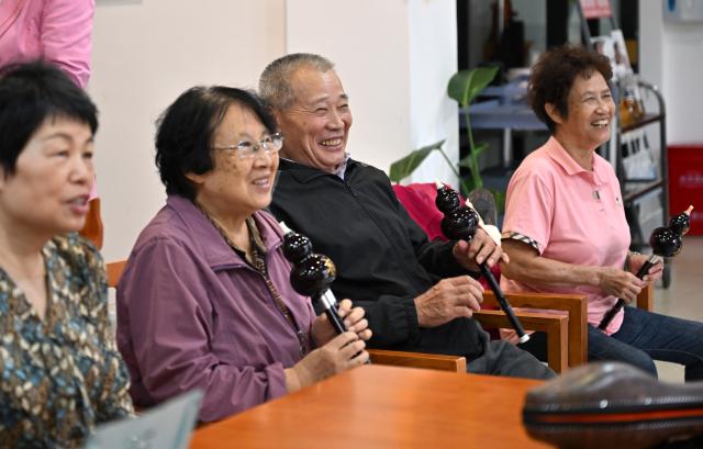 (251029) -- BEIJING, Oct. 29, 2025 (Xinhua) -- Some elderly people learn to play the Hulusi, a traditional Chinese wind instrument, at an elderly care service center in Qiongshan District of Haikou, south China's Hainan Province, Oct. 28, 2025.
  A series of celebration activities were held across the country to mark Chongyang Festival, which falls on Oct. 29 this year. Also known as China's Seniors' Day, it honors the country's traditional virtues of filial piety and family love. (Xinhua/Guo Cheng)