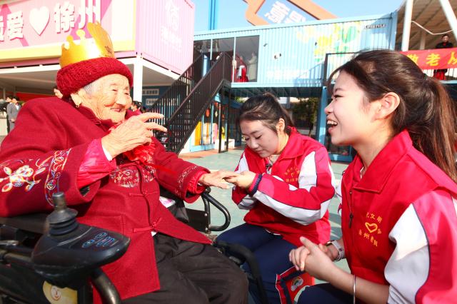 (251029) -- BEIJING, Oct. 29, 2025 (Xinhua) -- Volunteers pay a visit to senior citizens at Panlou Village of Xuzhou City, east China's Jiangsu Province, Oct. 29, 2025. A series of celebration activities were held across the country to mark Chongyang Festival, which falls on Oct. 29 this year. Also known as China's Seniors' Day, it honors the country's traditional virtues of filial piety and family love. (Photo by Kuai Chuang/Xinhua)