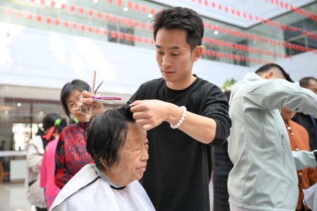 (251029) -- ERDOS, Oct. 29, 2025 (Xinhua) -- A barber provides free service for an aged resident at a community in Erdos, north China's Inner Mongolia Autonomous Region, Oct. 29, 2025. The Double Ninth Festival, also known as the Chongyang Festival, celebrated on the ninth day of the ninth lunar month, falls on Wednesday this year. It is an occasion to care for and send blessings to older people in China. (Xinhua/Bei He)