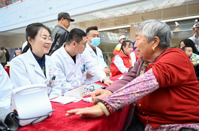 (251029) -- ERDOS, Oct. 29, 2025 (Xinhua) -- Medical staff participate in a free clinic event to mark the Chongyang Festival at a community in Erdos, north China's Inner Mongolia Autonomous Region, Oct. 29, 2025. The Double Ninth Festival, also known as the Chongyang Festival, celebrated on the ninth day of the ninth lunar month, falls on Wednesday this year. It is an occasion to care for and send blessings to older people in China. (Xinhua/Bei He)