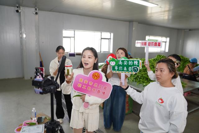 (251029) -- GAO'AN, Oct. 29, 2025 (Xinhua) -- A streamer sells chili peppers via live-streaming at a chili pepper industry park in Shanghu Township of Gao'an City, east China's Jiangxi Province, Oct. 29, 2025. In recent years, the chili pepper industry park in Shanghu Township of Gao'an has actively expanded sales through internet live-streaming and other methods. (Xinhua/Zhou Mi)